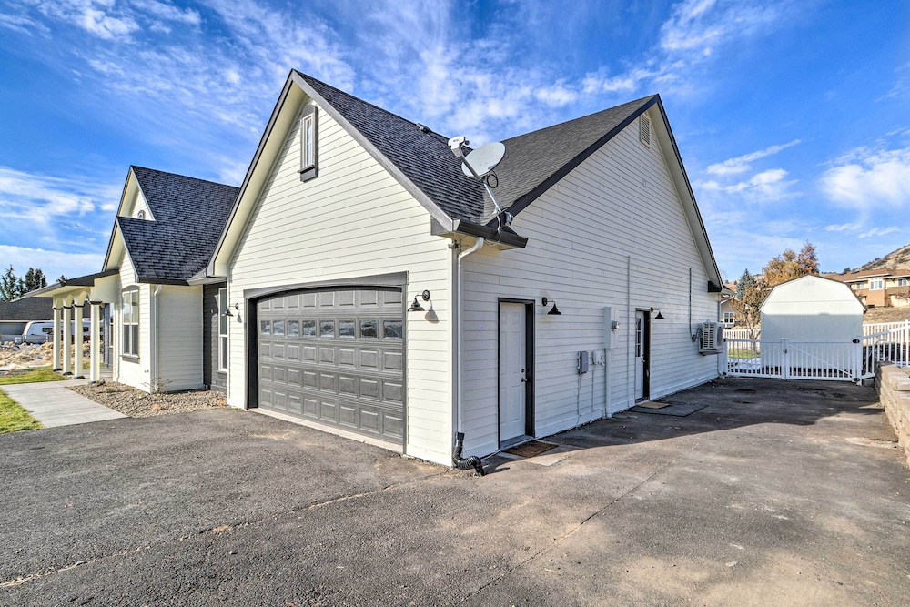 Stylish Klamath Falls Unit < 1/2 Mi to Oit! view 4