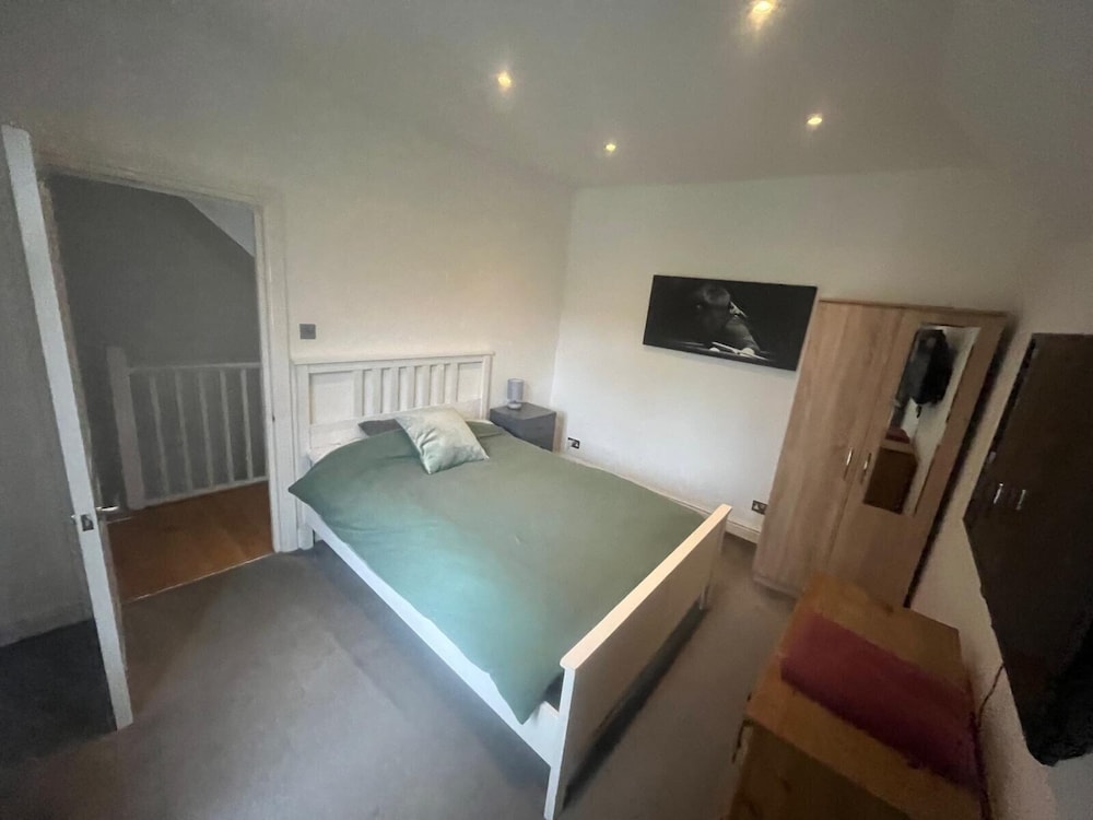 Southgate Home - Sleeps 12 - Parking - Central