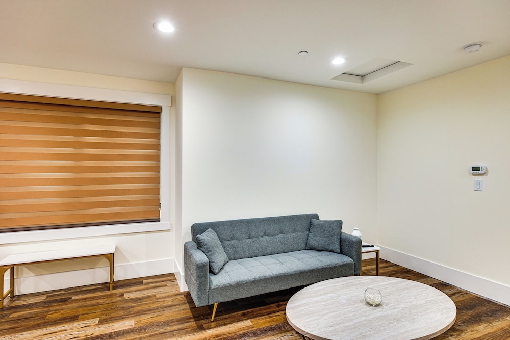 Quiet PNW Base: Walkable Apt in Normandy Park