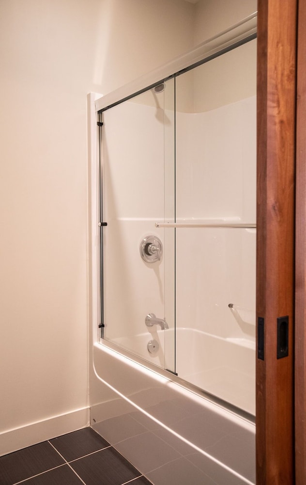 Whyte Mountain Chalet by Revelstoke Vacations - Image 3