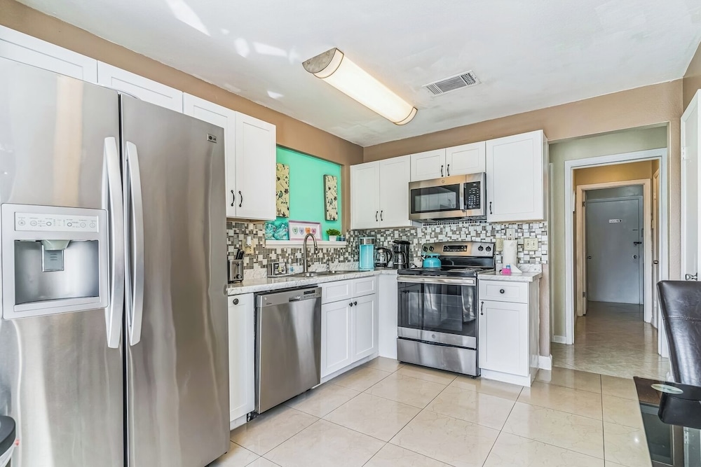 Comfortable 4BR Getaway: Wifi & Parking Included