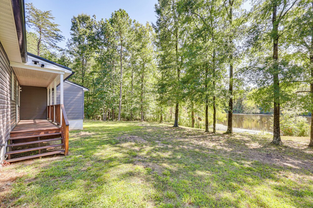Waterfront Home w/ Deck & Yard, 4 Mi to Farmville!