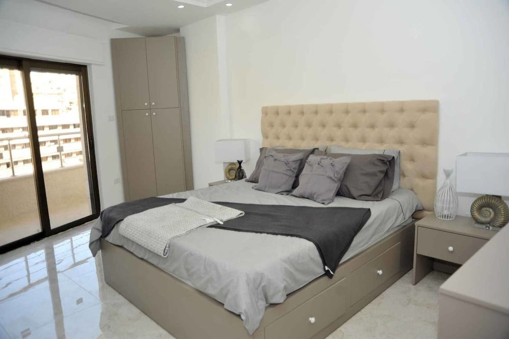 Amazing one Bedroom Apartment in Amman,elwebdah 3 view 2