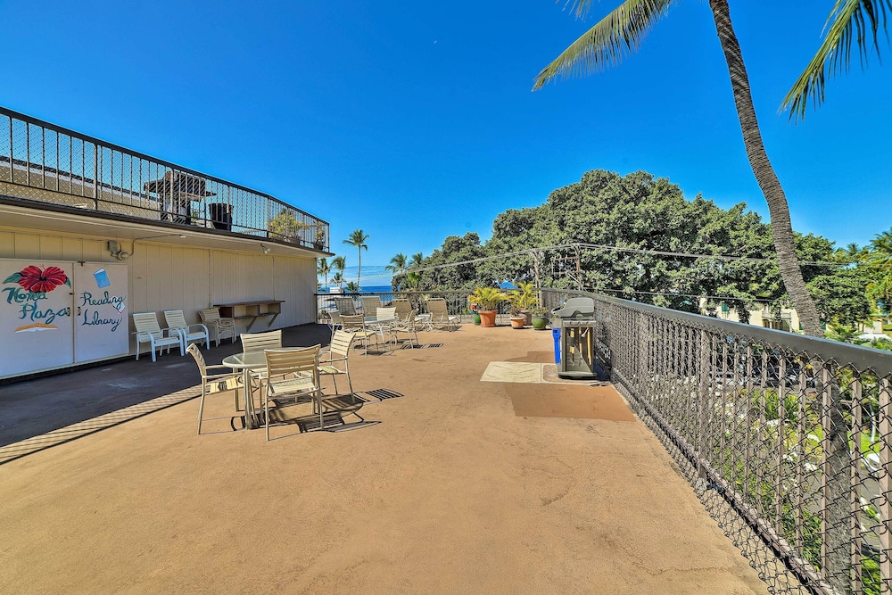 Downtown Air Conditioned Condo: Walk to Beaches