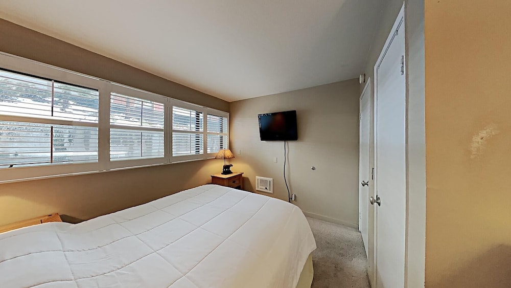 Slopeside Comfy 2-Bedroom Home with 3 Spas! by RedAwning view 2