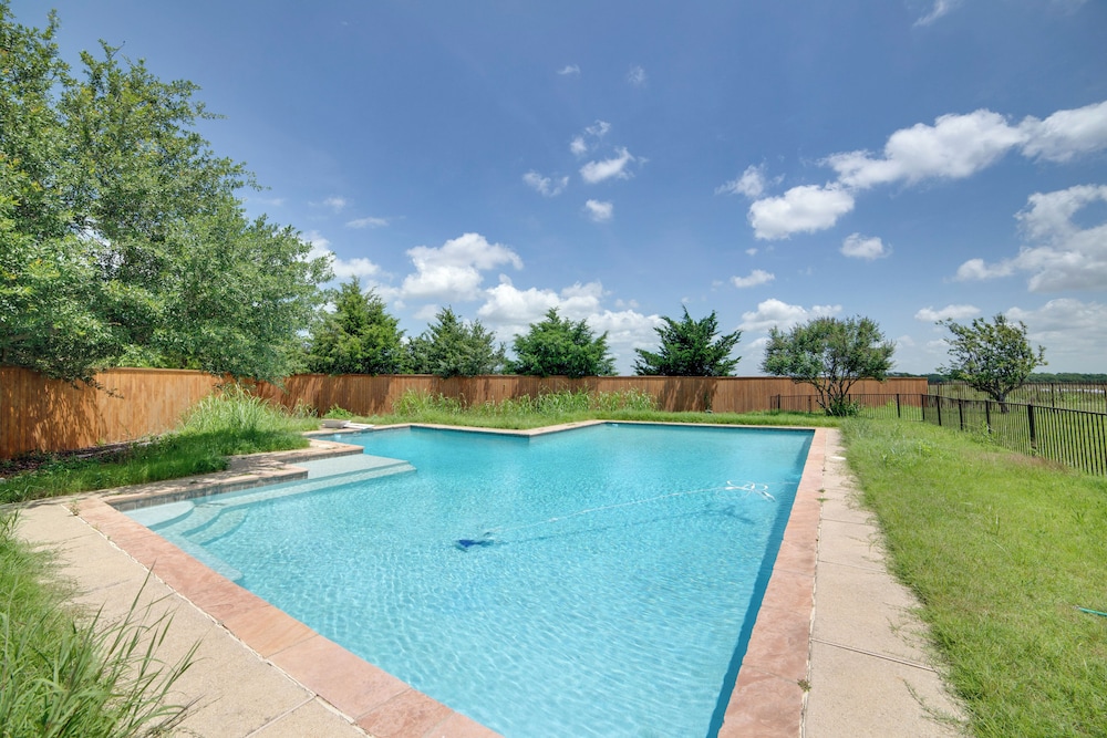 Game Room & Bar: Secluded Getaway in Farmersville