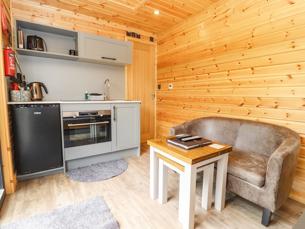 Oak Lodge At Bridge Lake Farm & Fishery