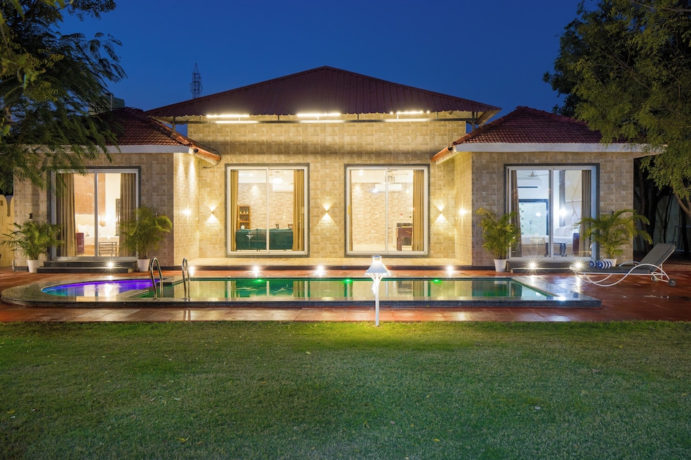 Alaya Stays 5BHK Roohmon's Farm Pvt Pool