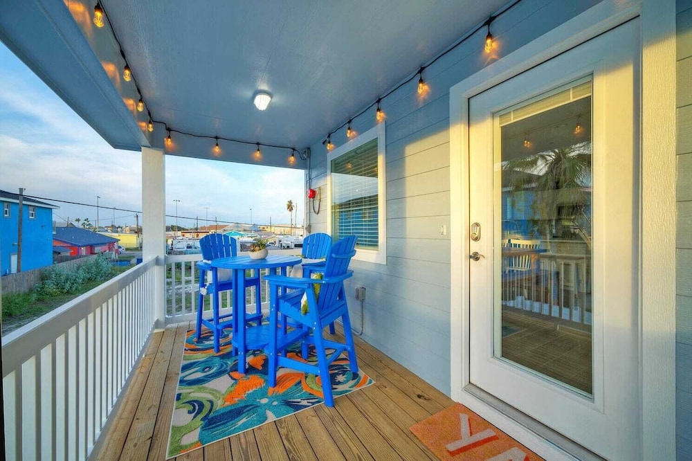 Sleeps 16 2 Homes, Priv Pool, Ping-pong 1block to Alister St. Shops & Dining