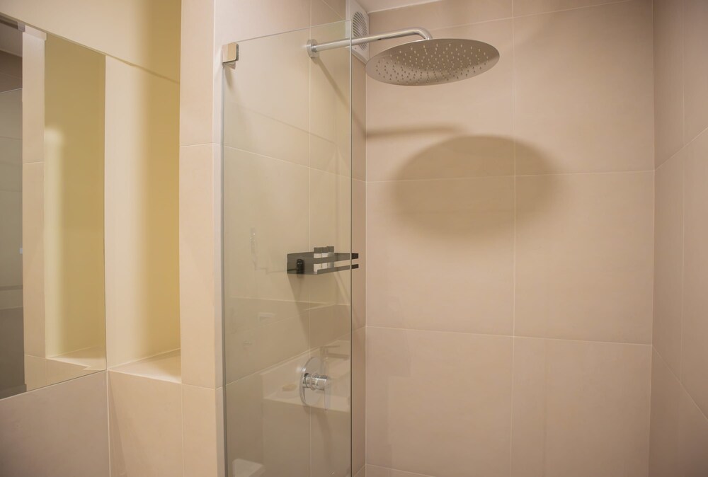 w Modern 3BR w Balcony Near Kennedy Park