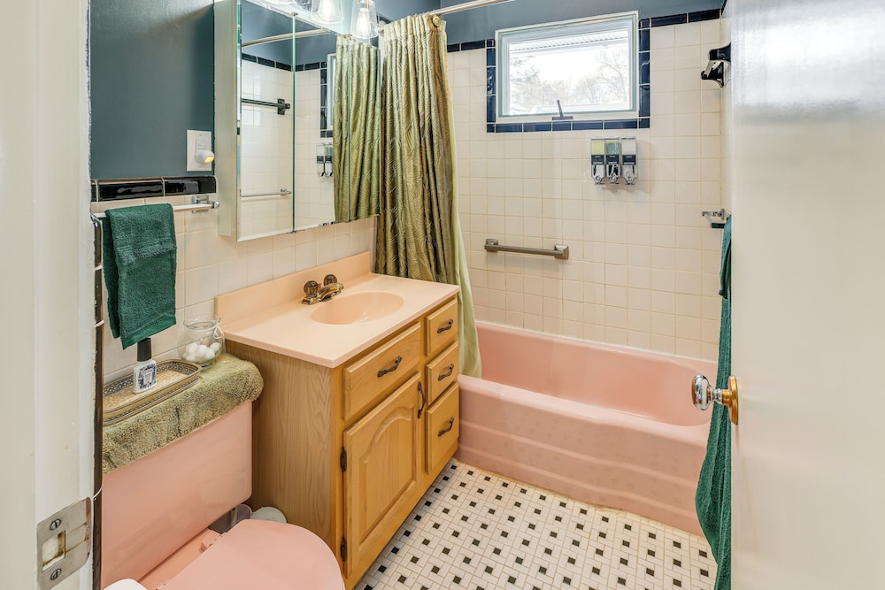 9 Mi to Lake George Village: Home in Queensbury