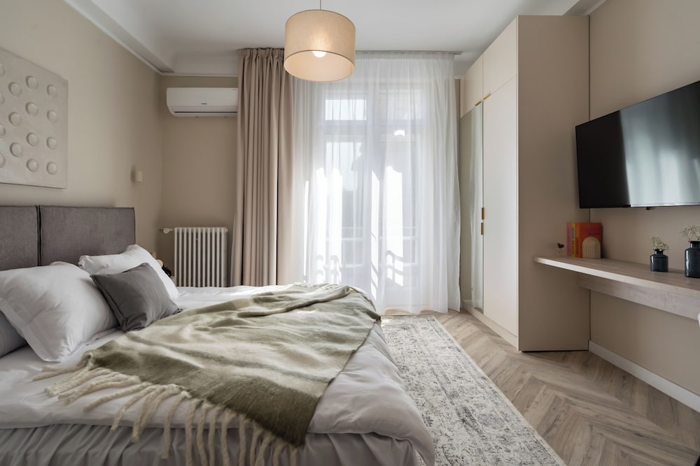 Refined & Spacious 3-Bedroom Flat Near Cismigiu, Balcony with Boulevard Views