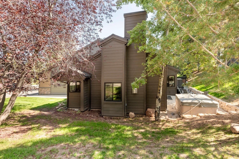Stylish 4BR Canyons Village-Walk to Cabriolet-Hidden Creek 37D