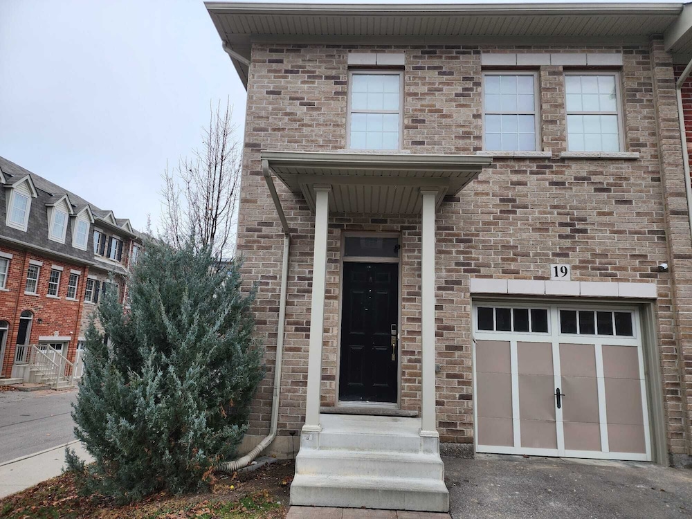 Kitchener Vacations - Beautiful Three Bedroom House - Property Image 1