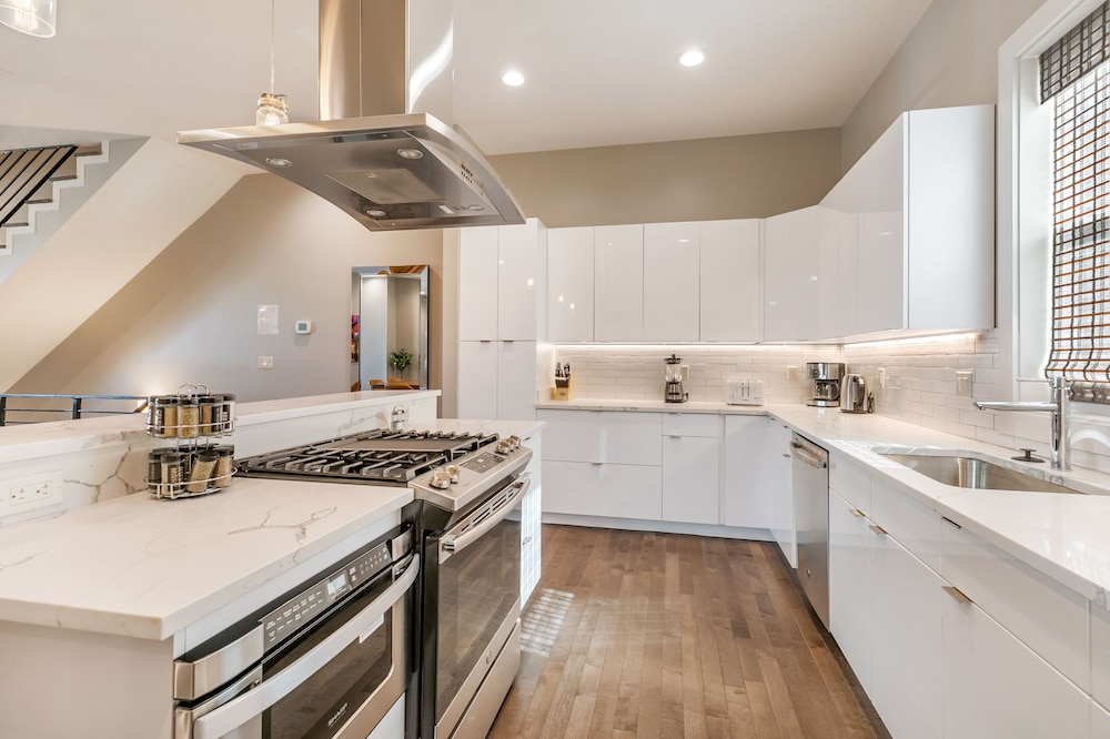 4 Bedroom Bienville Townhouses near Restaurants - Image 4