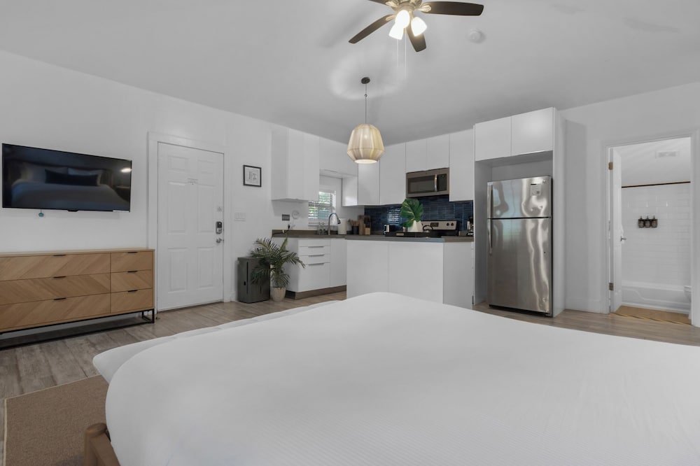 7BD Downtown Oasis Pool