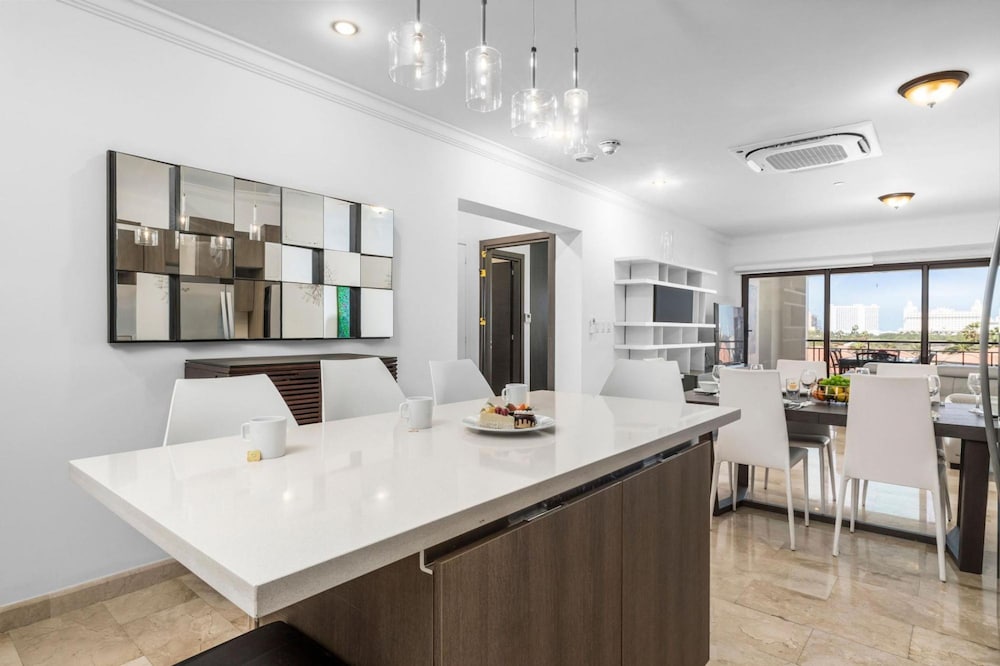 2BR 2BA Condo GYM Pool BBQ