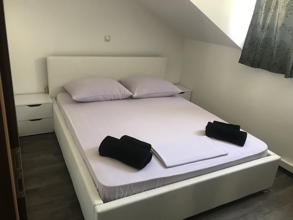 Comfortable 2 Bedroom Apartment view 4