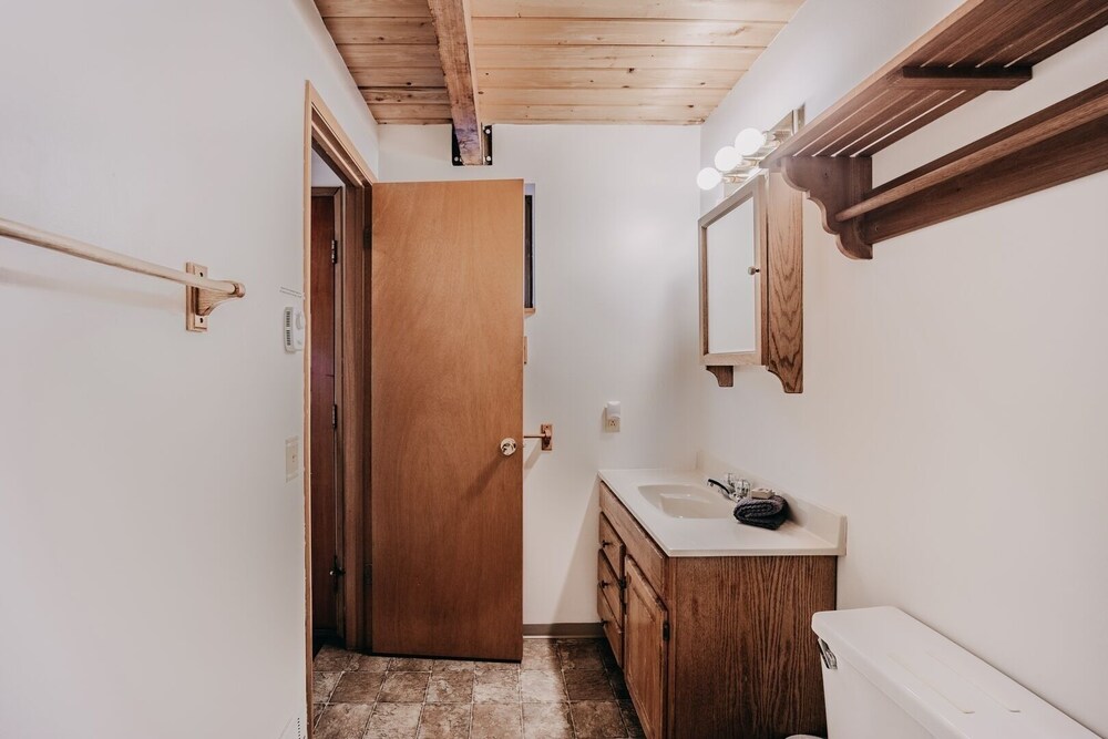 67mf- Hot Tub - Pets Ok - Bbq - Sleeps 5 3 Bedroom Home by RedAwning