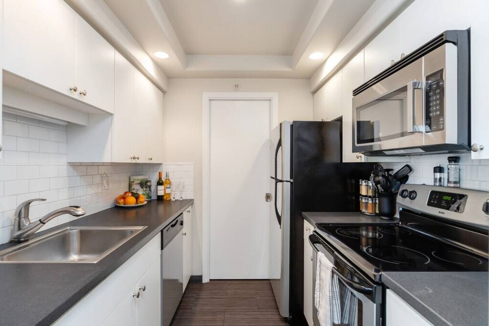 Beautiful 2 Bdrm 2bath Condo Downtown With Views of the Ocean