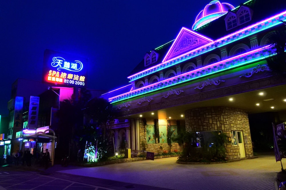 Hotel Swan Lake hotel - Image 1