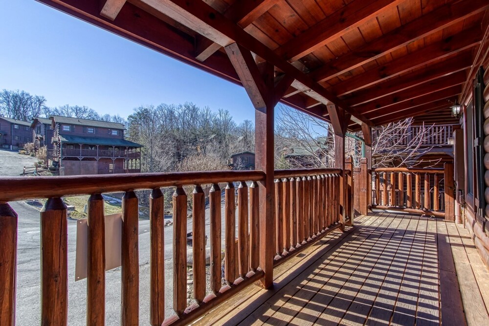Gatlinburg Enchantment - 3br - 3ba Sleeps 10! 3 Bedroom Cabin view 5