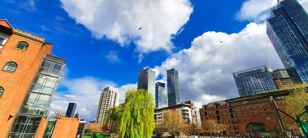 Entired Apartment Near Manchester City Centre, M15 view 3