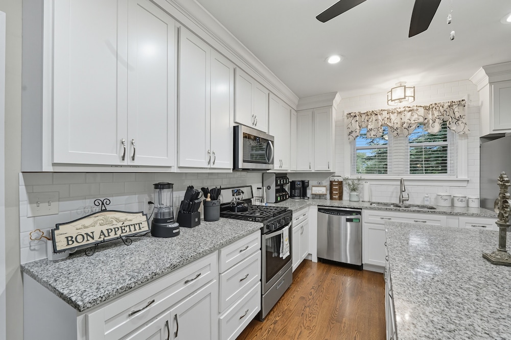 St. Louis Retreat With Game Room & Yard 3 Bedroom Home