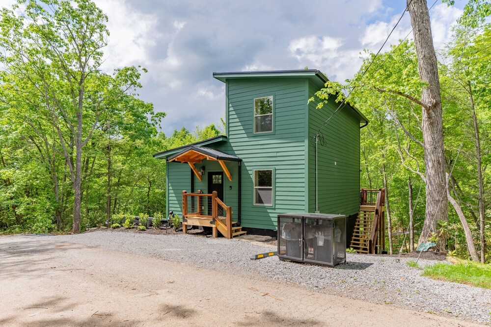 2 Brand New Cabins for Family Retreat