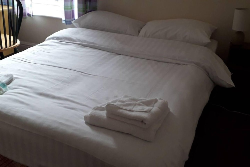 Grand 4-bed Quasi Semi House in Manchester view 5