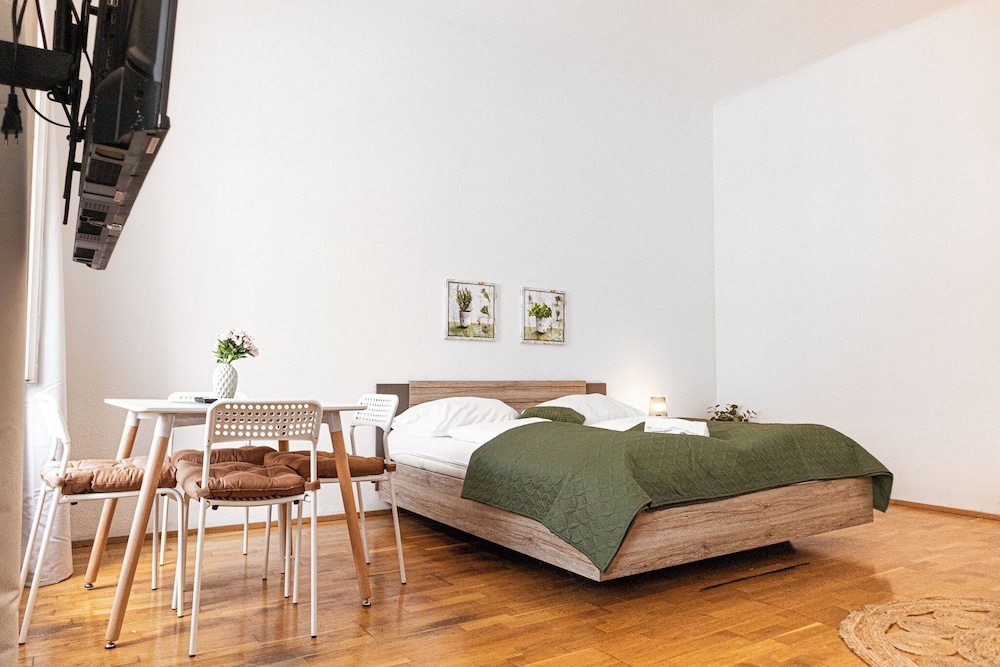 Beautiful 2BR Apartment Near Rennweg