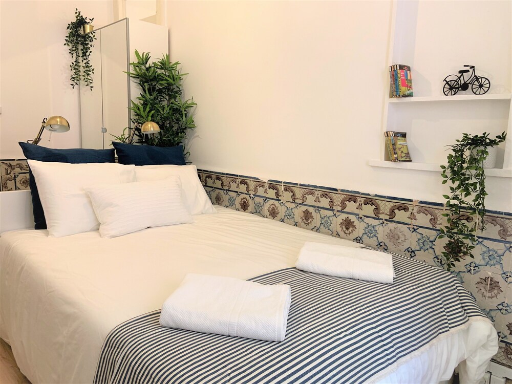 Beautiful flat with balcony & Great location view 5