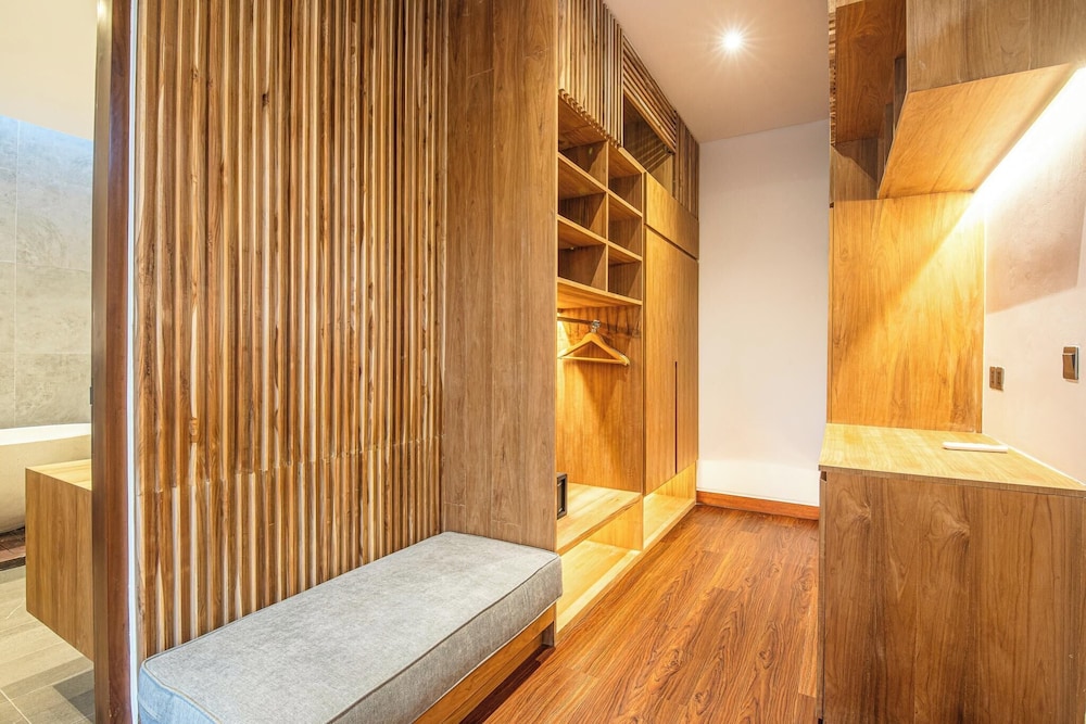 Elegant 6BR Canggu Villa Steps From the Ocean