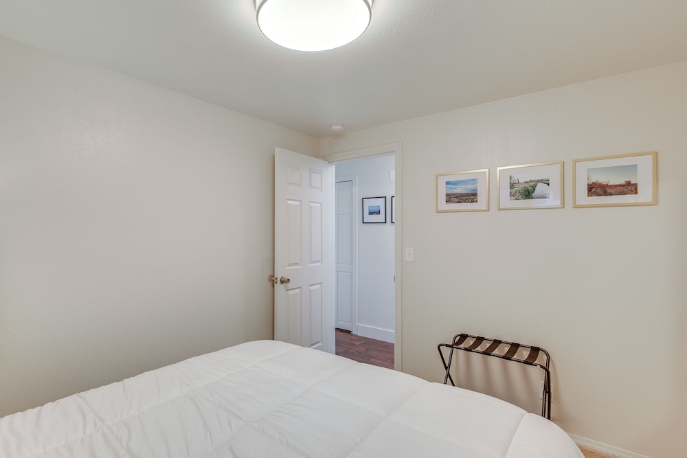 1 Mi to Main Street Vernal: Updated Home w/ Yard!