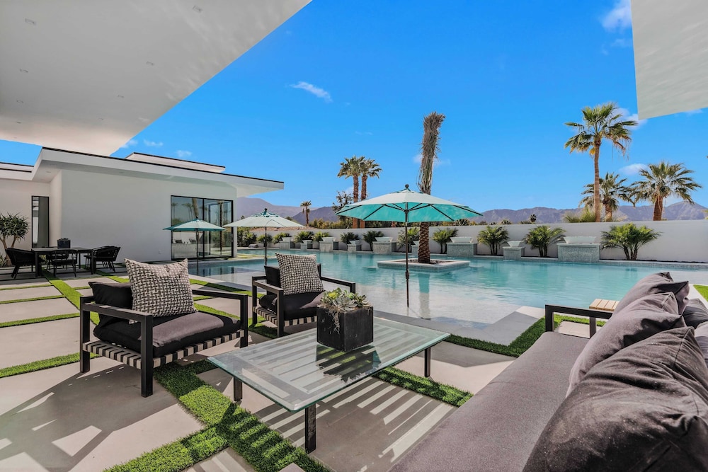 Sleeps 31 2 Luxury Villas w/ Pool + Spa, Putting Green Bravo by Avantstay