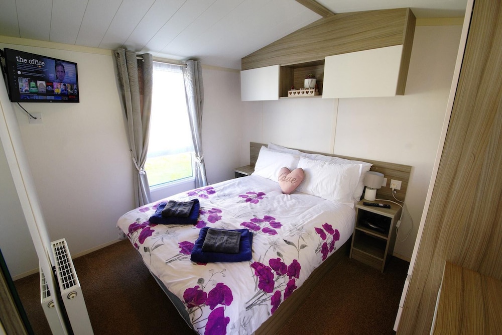 Lovely 2-bed Static Caravan in Rhyl view 3