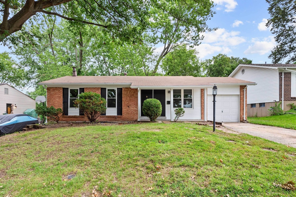 9 Mi to Forest Park: Pet-friendly Home in St Louis