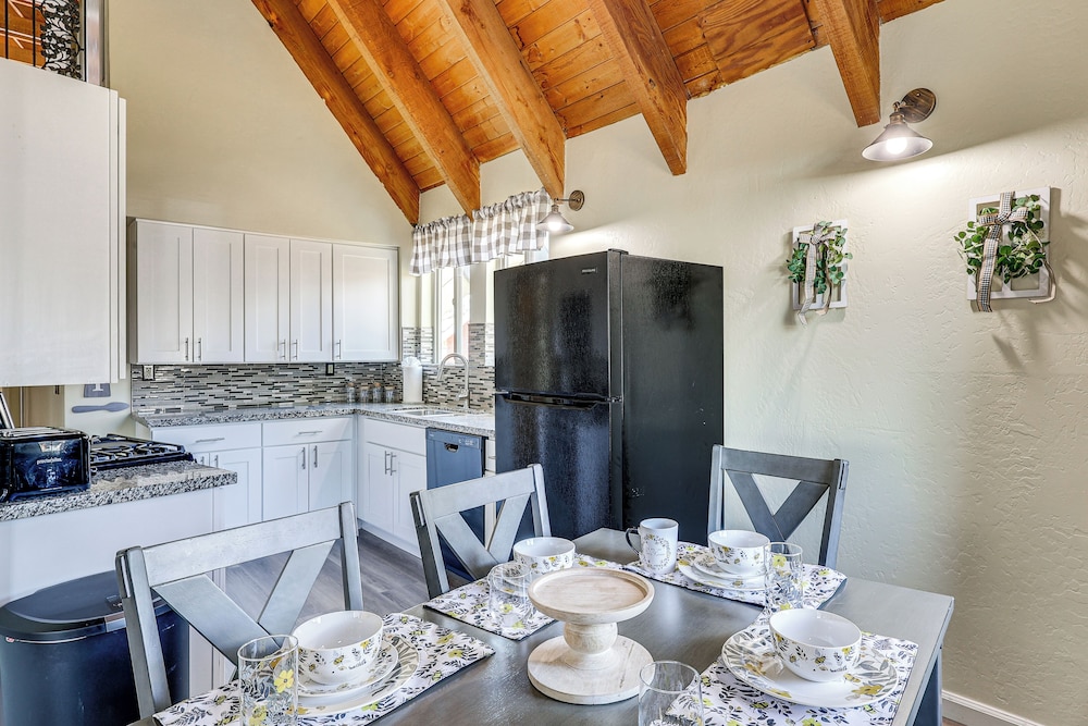 7 Mi to Big Bear Lake: A-frame Home w/ Deck!