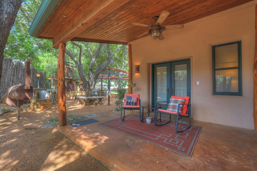 The Willows Casa Grande + Sundown Suite Sleeps 13 - Close to Main St