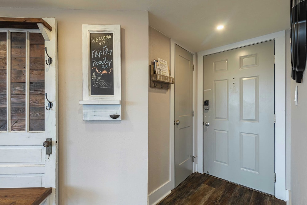 2 Condos, Steps to the Beach Pool+hot Tub, Balcony Lounge Triton & Sea Haven