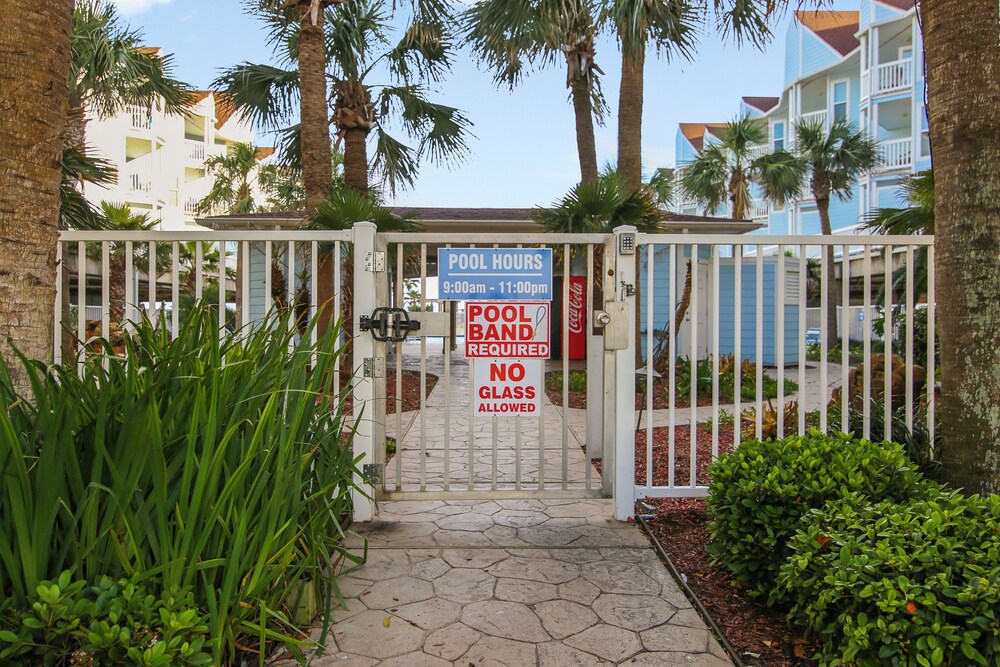 Seascape 1214 Studio Bedroom Condo by RedAwning