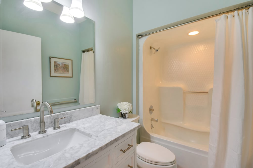 Clemson Game Retreat: Lakefront Keowee Key Condo