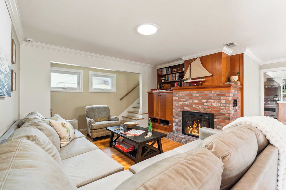 Point Loma Home w/ Putting Green, Firepit + Game Room & Beach Access Zola Street by Avantstay