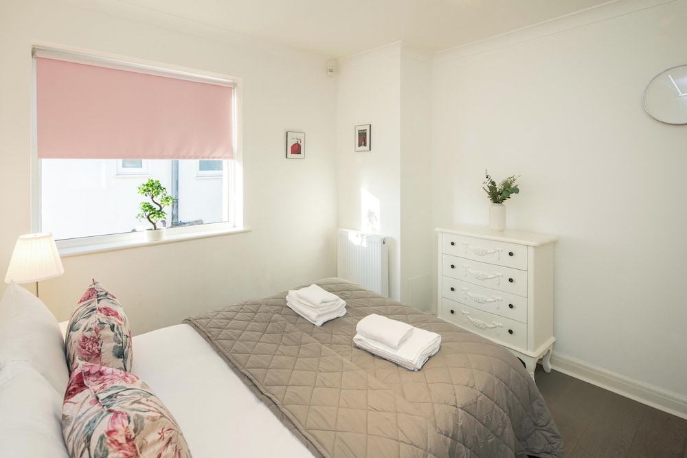 Luxurious 6-bed House With Pool and Free Parking