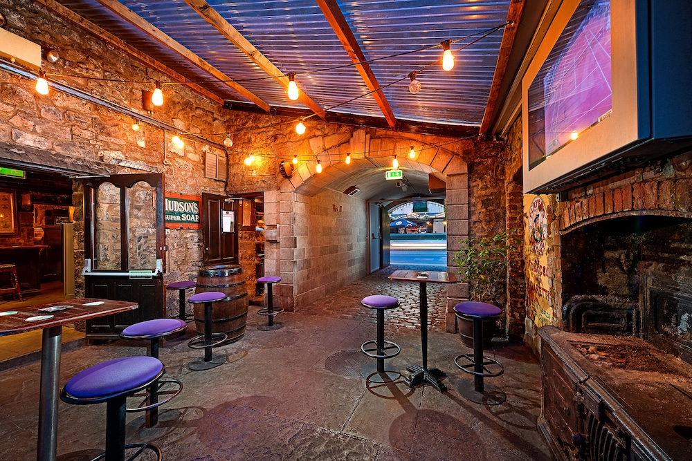 Ennis Vacations - Queens Hotel and Nightclub - Property Image 7