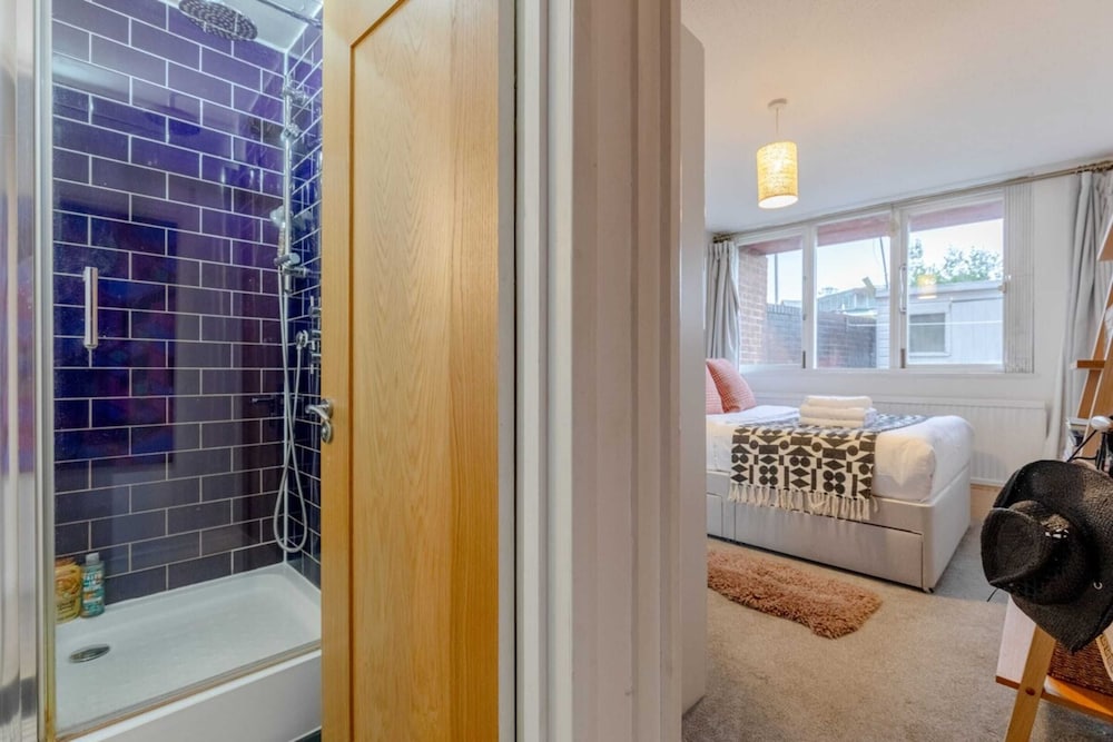 Stunning 1BD Flat w/ Garden Area, Kentish Town!