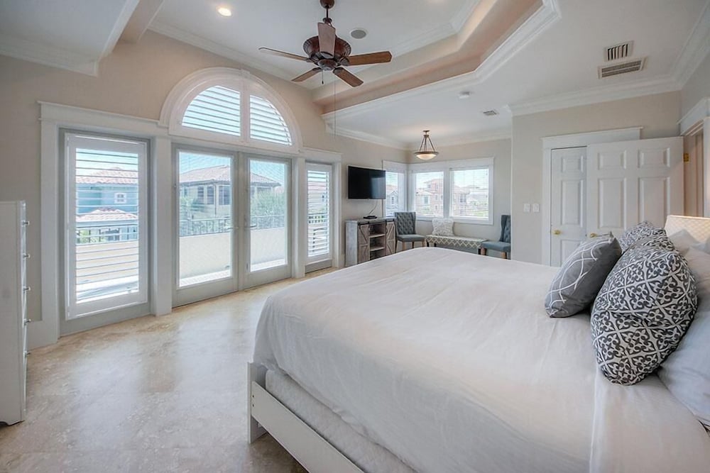 Costa Del Mar 5 Bedroom Holiday Home by Five Star Properties