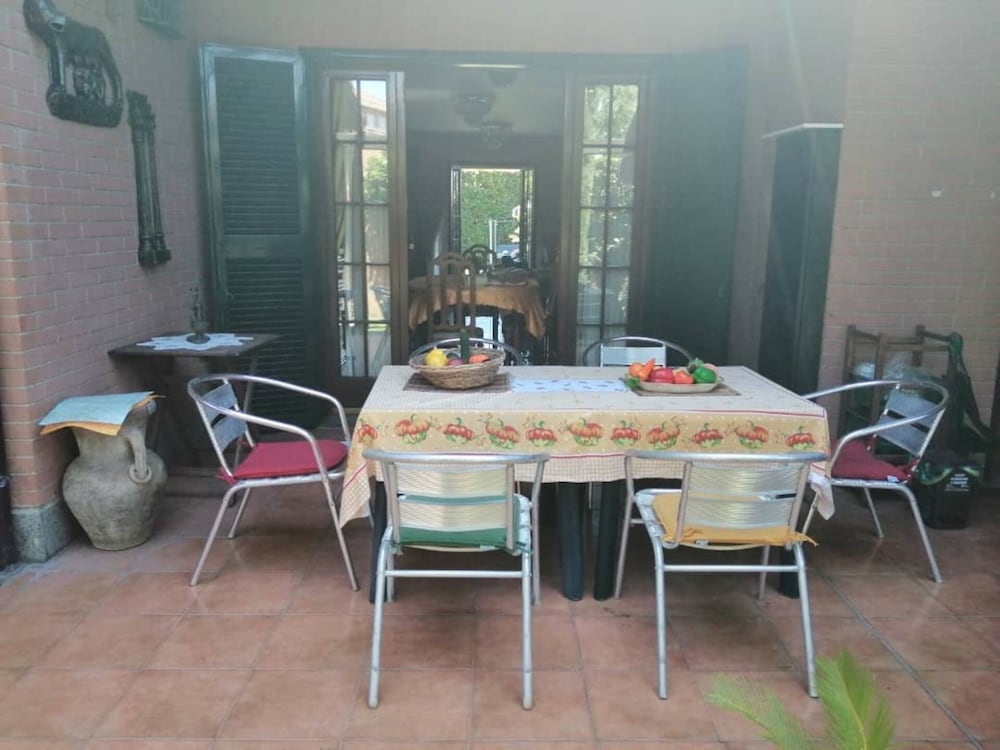 Villa Sleeps 6 With Garden and Gym