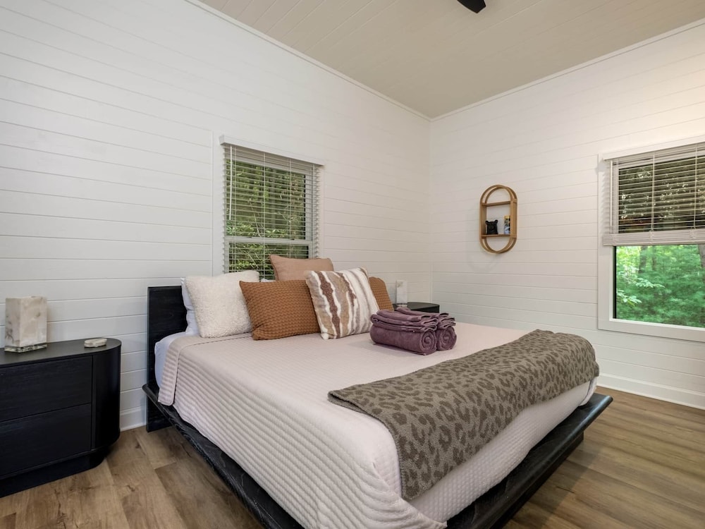 Mirror Cabin - Looking Glass