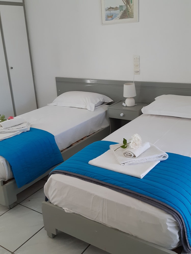 DOLPHIN APARTMENTS & STUDIOS